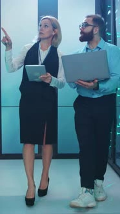 Ein professionelles Team, das aktiv mit Spitzentechnologie in einem modernen Arbeitsplatz zusammenarbeitet