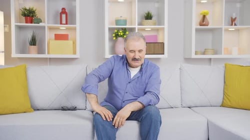 Vieil homme qui se souvient de mauvais souvenirs et qui s'énerve.
