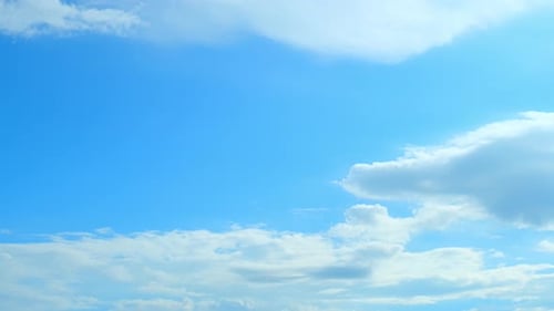 Zeitrafferaufnahme des blauen Himmels mit weißen Wolken, Zeitrafferaufnahmen.