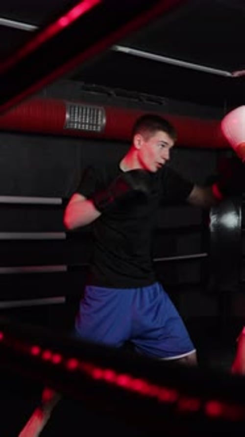 Professionelle Boxer trainieren während der Sparring-Session