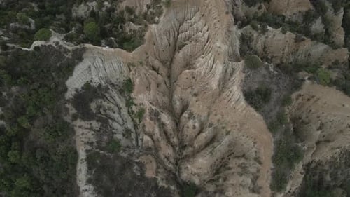 Des sommets incroyablement tranchants sur une cheminée de fée ont érodé du grès français