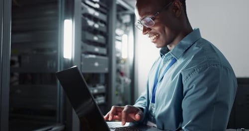 Glücklicher Mann, Ingenieur und Laptop im Serverraum für Datenbank-Update, Cybersicherheit oder Code