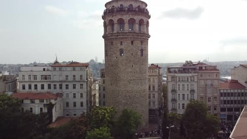 Die Drohne geht hoch und zeigt den Blick auf den Galataturm in Beyoglu, Istanbul, mit Bosporus, Moscheen und Galata
