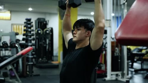 Muskulöser gesunder Mann, der Sport im Fitnessstudio trainiert