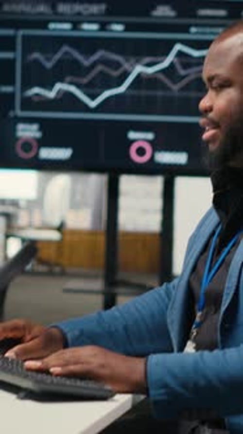 Vertical Video Black Employee Using Data and Technology for Business Management