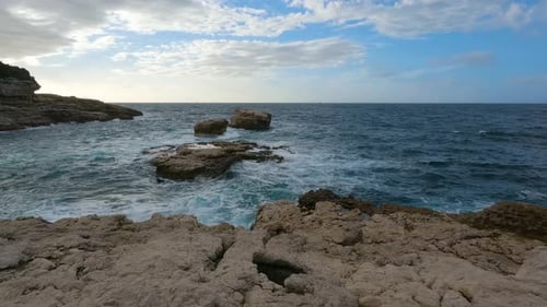 Felsenküste mit Wellen am Mittelmeer