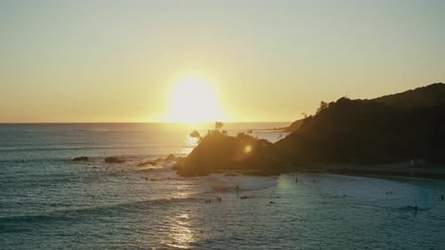 Lever de soleil lumineux sur les rochers de Byron Bay