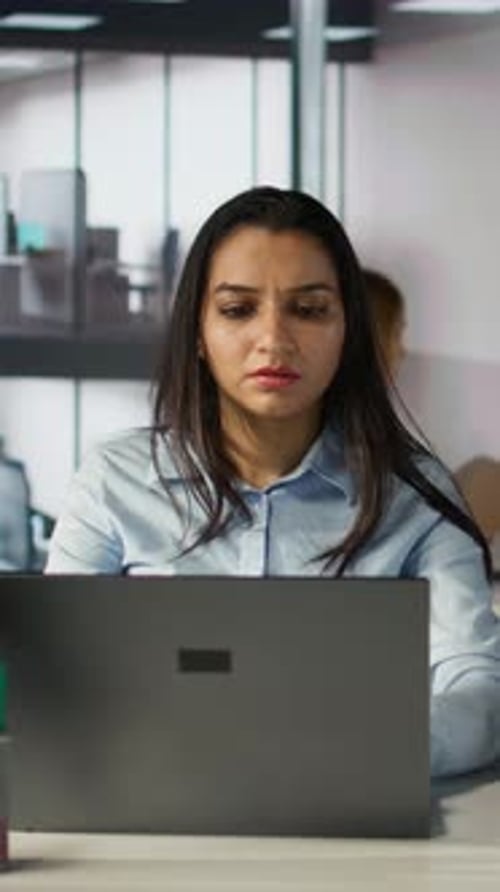 Vertikales Video: Gestresste Geschäftsfrau an ihrem Laptop spürt den Druck der Projektfristen