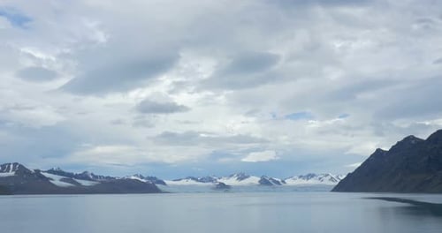 Segeln über einen Fluss mit schneebedeckten Bergen in Norwegen