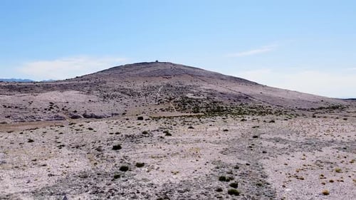 Luftaufnahme eines Berges auf einer Insel mit Land dahinter.
