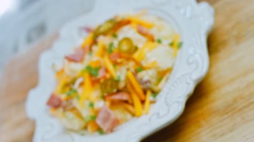 Ensalada de papas con chile jalapeño y tocino