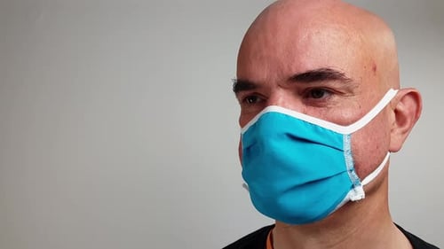 Temperaturmessung mit einem Infrarotthermometer während des Lockdowns.
