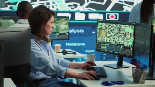 Empleado navegando en un radar satelital y un mapa para buscar rutas