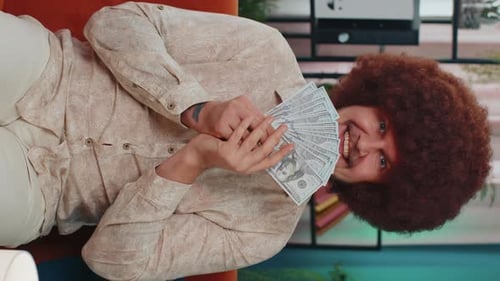 Reicher Mann winkt Geld Dollar Bargeld Banknoten Rechnungen wie ein Fan Erfolg Business Karriere Lotterie Gewinn