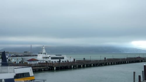 Un timelapse serein du front de mer de San Francisco avec un ferry amarré