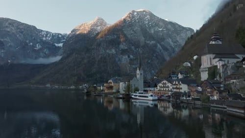 Vue d'ensemble de Hallstatt, en Autriche, au lever du soleil