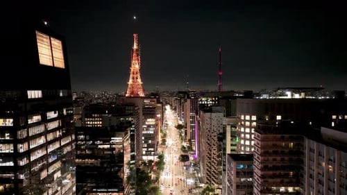 Paisagem urbana noturna da Avenida Paulista, no centro de São Paulo, Brasil.