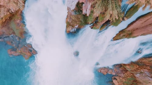 Imágenes aéreas Zumbido de la cascada, agua turquesa y costa rocosa