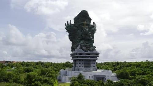 Vue aérienne de la statue de Garuda Wisnu Kencana à Bali