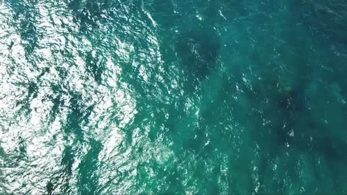 belles eaux bleues cristallines dans la mer