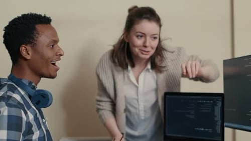 System Engineer feiert erfolgreiche Code-Kompilierung mit High Five
