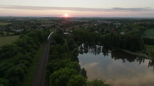 Filmmusik Drohnenrückzug vor dem herannahenden Zug bei Sonnenuntergang