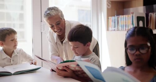 Pädagoge, Schüler und Bücher im Klassenzimmer gemeinsam für die Bildungsentwicklung