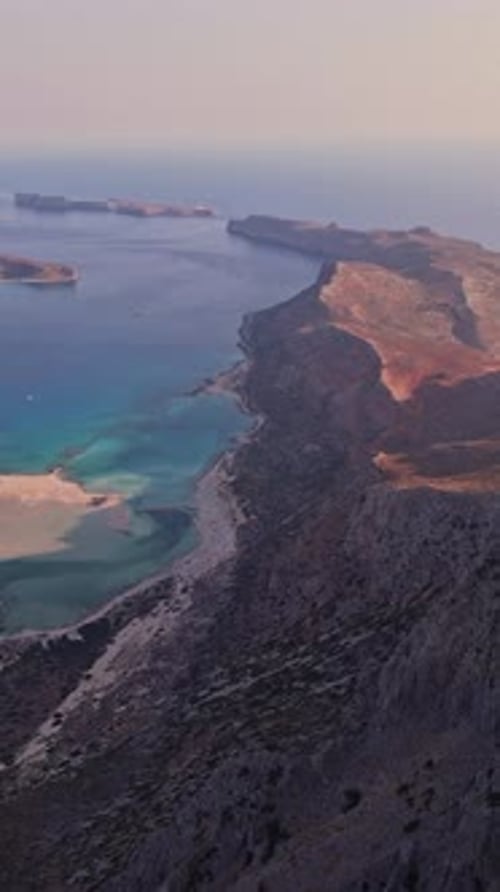 Luftaufnahme einer Küstenlandschaft bei Sonnenuntergang auf Kreta, Griechenland
