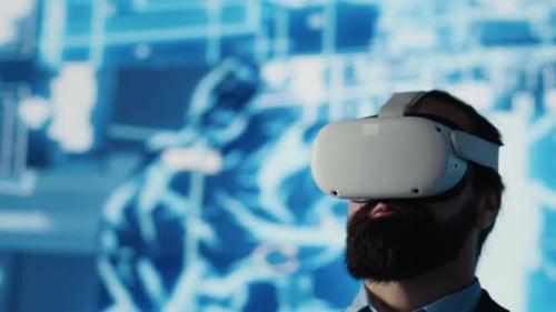 IT-Ingenieur arbeitet mit Vr-Headset und künstlichem Intelligenz-Gehirn