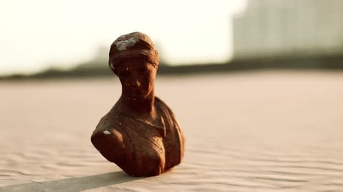 Göttin der Liebe in der griechischen Mythologie auf dem Sand des Strandes