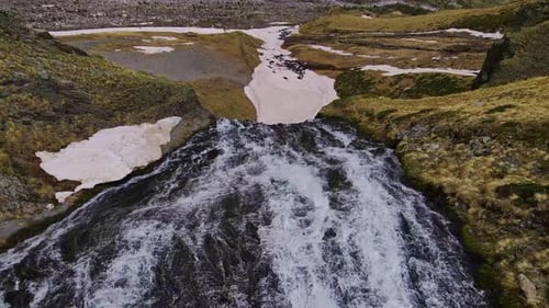 Luftaufnahme des Wasserflusses, der vom Wasserfall High Cliffs fällt