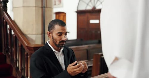 Religion, Kirche und Mann mit Priester zur Kommunion für Zeremonie, Gottesdienst und Predigt am Altar