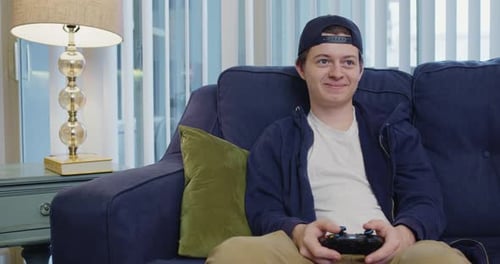 Jovem joga vídeo alegremente