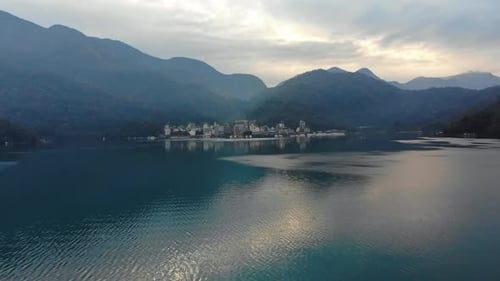 Um drone Arial filmou Sun Moon Lake e Ita Thao no início da manhã, pouco antes do nascer do sol