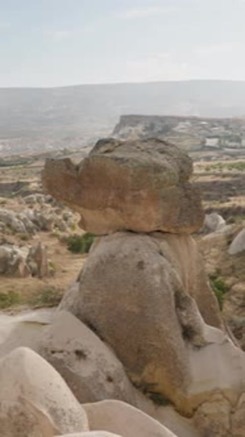 Vidéo verticale. Ancien site de Cappadoce, en Turquie, avec de hautes formations rocheuses
.