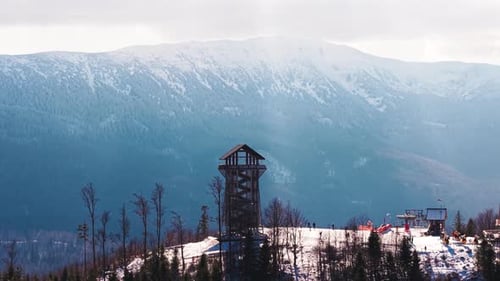Vue aérienne de la tour d'observation au sommet de la colline, domaine skiable, Babia Gora en arrière-plan