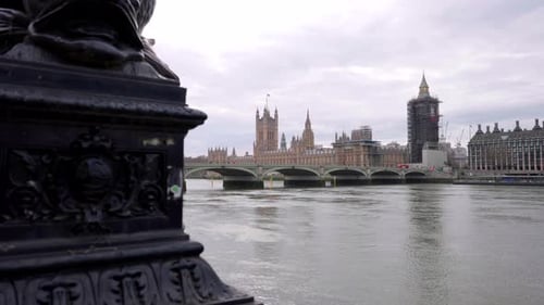Vista do parlamento de Westminster e do Big Ben em obras de renovação e construção, do outro lado