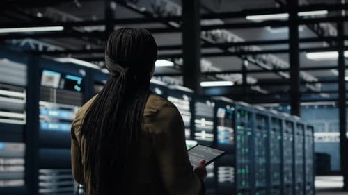 Der Systemadministrator des Rechenzentrums überwacht die Metriken des Rechenzentrums auf dem Tablet