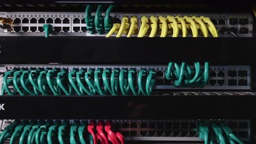 Cables de red RJ45 parcheados de forma ordenada y ordenada conectados a los conmutadores y enrutadores montados en el rack