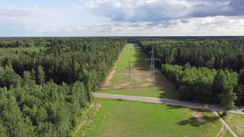 Vista aérea de uma linha de transmissão de alta tensão, um grande corte raso na floresta