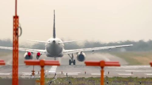 Flugzeug auf der Landebahn in Haze