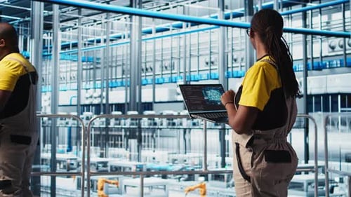 Ingeniero de planta industrial de la Industria 4.0 que controla la maquinaria automatizada mediante IA