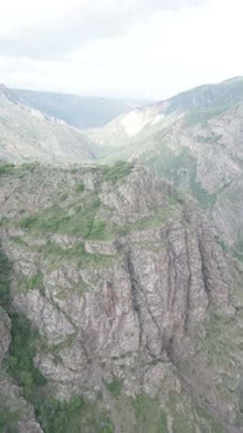 Majestueux sanctuaire de montagne arménien