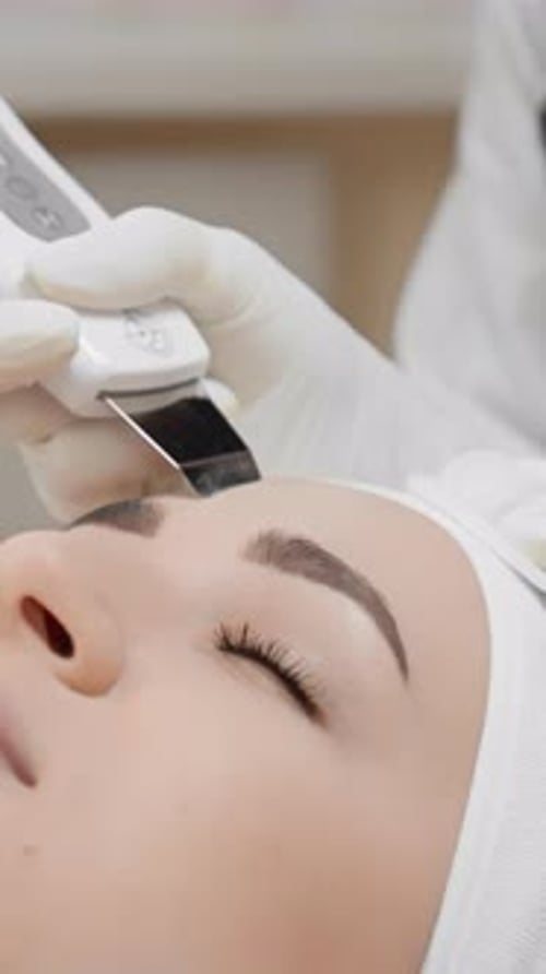 Professionelle Gesichtsbehandlung beinhaltet einen präzisen kosmetischen Eingriff mit ausgestellten Handschuhen