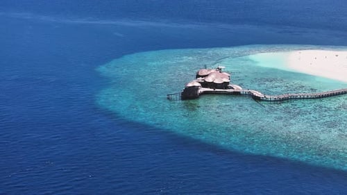 Vista aérea da estrutura de madeira sobre a água, Maldivas.