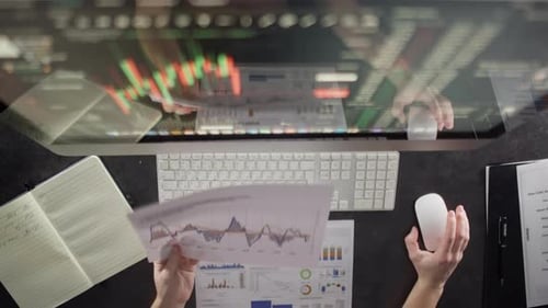 Gros plan des mains d'une femme travaillant avec des documents et un ordinateur au bureau