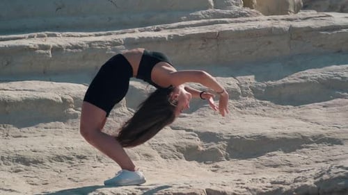 Mujer caucásica joven delgada y flexible al aire libre