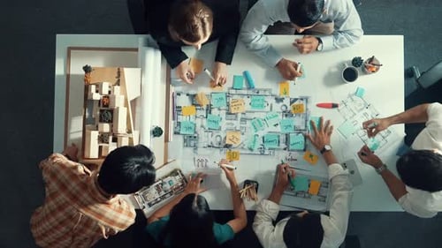 Ansicht von oben auf den Projektmanager oder Ingenieur, der am Entwurf schreibt. Ernährung.