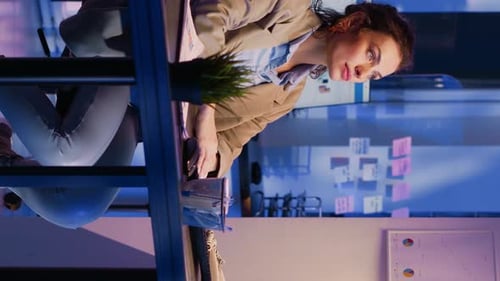 Femme d'affaires vidéo verticale travaillant avec un hologramme dans un bureau de démarrage