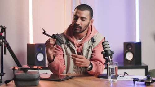 Talking, Podcast und Produkt von Man for Promotion, Sharing-Drohne und Streaming-Show zur Ausstrahlung
